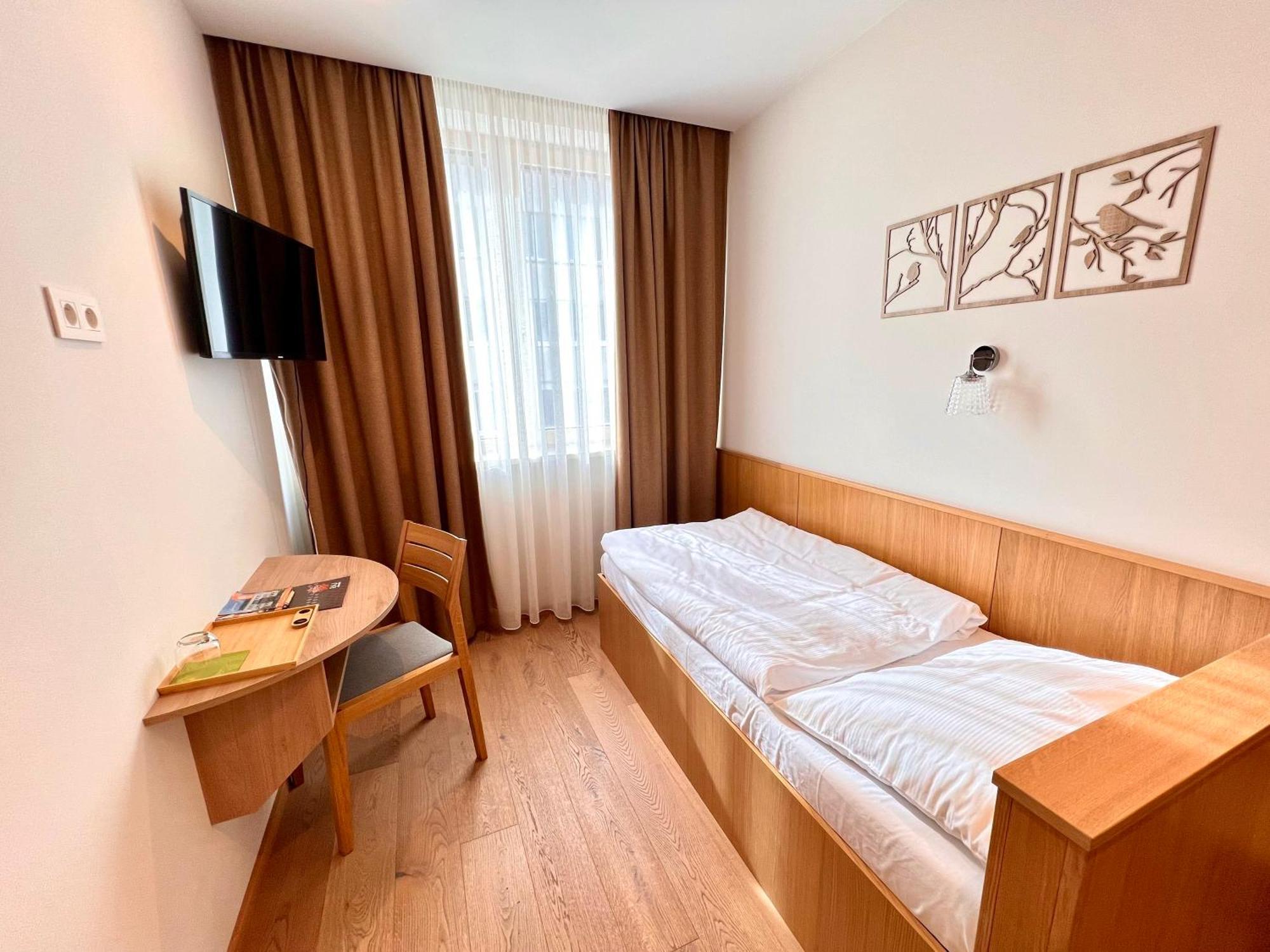 Raj Zdravia Hotel บราติสลาวา ภายนอก รูปภาพ